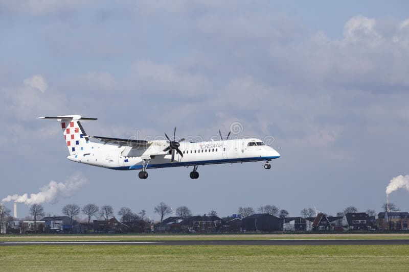 Αερολιμένας Schiphol του Άμστερνταμ - εξόρμηση 8 βομβαρδιστικών αερογραμμών της Κροατίας εδάφη στοκ εικόνες με δικαίωμα ελεύθερης χρήσης Αερολιμένας Schiphol του Άμστερνταμ - εξόρμηση 8 βομβαρδιστικών αερογραμμών της Κροατίας εδάφη στοκ εικόνες με δικαίωμα ελεύθερης χρήσης