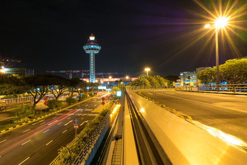 Αερολιμένας της Σιγκαπούρης Changi τη νύχτα με τον πύργο ελέγχου εναέριας κυκλοφορίας στοκ εικόνα με δικαίωμα ελεύθερης χρήσης