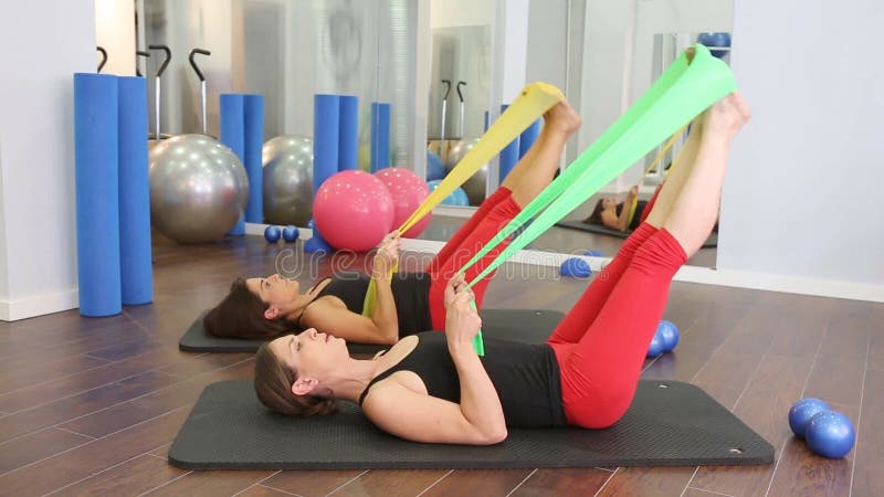 Αεροβικός προσωπικός εκπαιδευτής Pilates σε μια κατηγορία ομάδας γυμναστικής