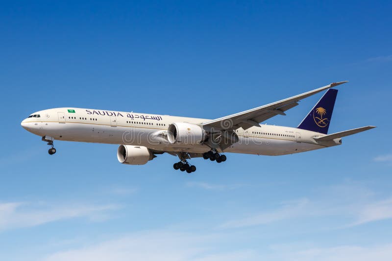 αεροδρόμιο χίθροου του λονδίνου saudia boeing 77300er στο ηνωμένο βασίλειο στοκ φωτογραφίες με δικαίωμα ελεύθερης χρήσης