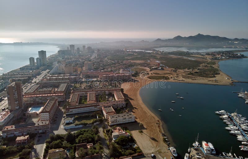 Αεροδυναμική πανοραμική φωτογραφία La Manga del Mar Menor townscape στοκ φωτογραφία με δικαίωμα ελεύθερης χρήσης Αεροδυναμική πανοραμική φωτογραφία La Manga del Mar Menor townscape στοκ φωτογραφία με δικαίωμα ελεύθερης χρήσης