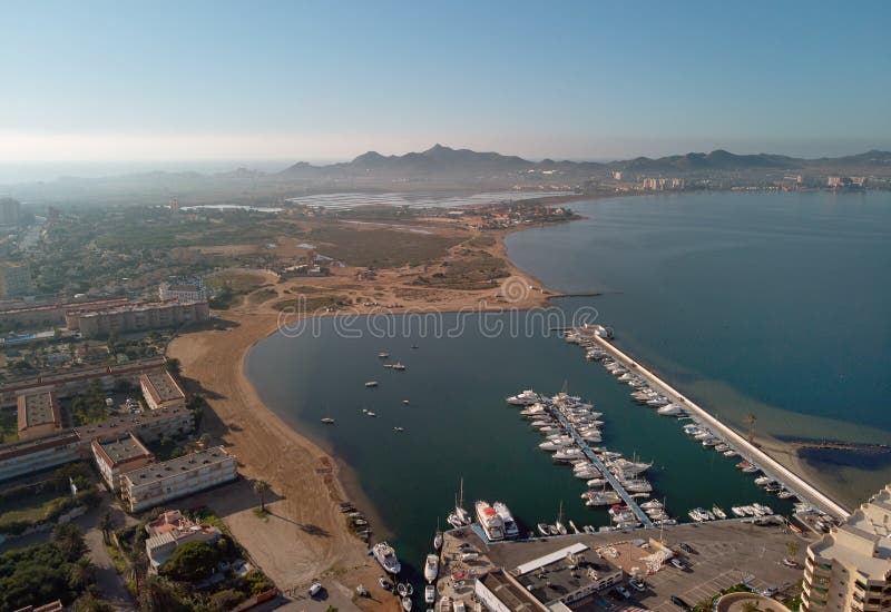 Αεροδυναμική πανοραμική φωτογραφία La Manga del Mar Menor townscape στοκ εικόνα Αεροδυναμική πανοραμική φωτογραφία La Manga del Mar Menor townscape στοκ εικόνα