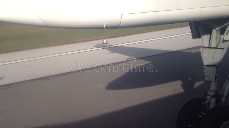Αεροπλάνο που απογειώνεται από το διάδρομο αερολιμένων
