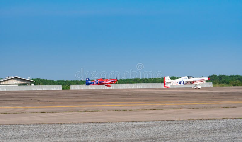 Αεροπλάνο αριθ. Zadow ` s Ryszard 15 και αεροπλάνο αριθ. Mapoles ` s τσιπ απογείωση 40 στη φυλή 1 Παγκόσμιο Κύπελλο Ταϊλάνδη 2017 στοκ εικόνα με δικαίωμα ελεύθερης χρήσης Αεροπλάνο αριθ. Zadow ` s Ryszard 15 και αεροπλάνο αριθ. Mapoles ` s τσιπ απογείωση 40 στη φυλή 1 Παγκόσμιο Κύπελλο Ταϊλάνδη 2017 στοκ εικόνα με δικαίωμα ελεύθερης χρήσης