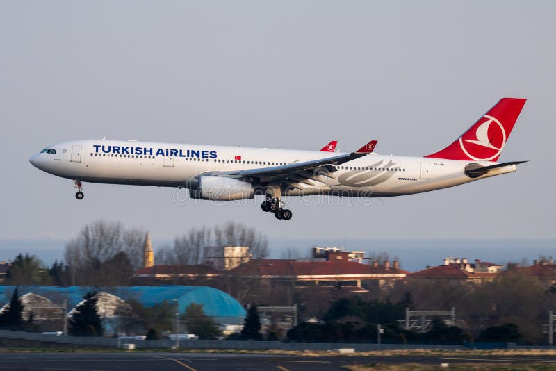 Αεροπλάνο επιβατών Turkish Airlines Airbus A330-300 TC-JNI που προσγειώνεται στο Αεροδρόμιο Ατατούρκ της Ιστανμπούλ στοκ φωτογραφίες Αεροπλάνο επιβατών Turkish Airlines Airbus A330-300 TC-JNI που προσγειώνεται στο Αεροδρόμιο Ατατούρκ της Ιστανμπούλ στοκ φωτογραφίες