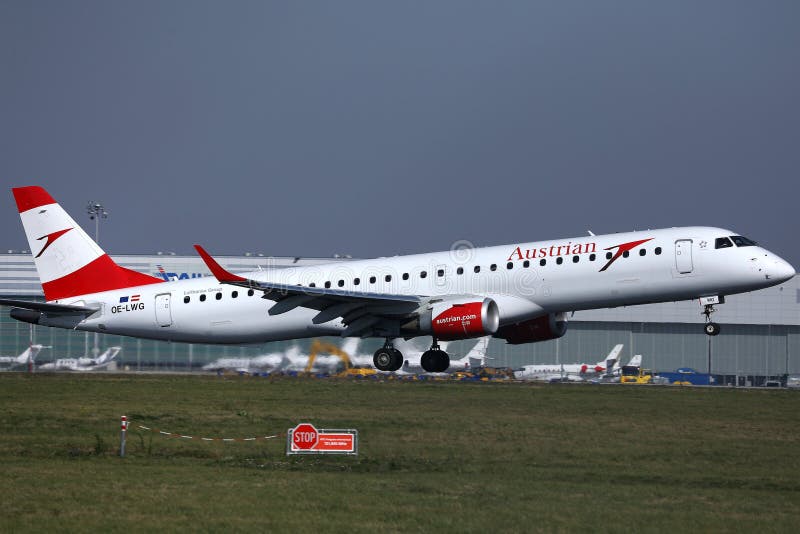 Αεροπλάνο της Austrian Airlines που απογειώνεται από τον αερολιμένα της Βιέννης, VIE στοκ φωτογραφία με δικαίωμα ελεύθερης χρήσης Αεροπλάνο της Austrian Airlines που απογειώνεται από τον αερολιμένα της Βιέννης, VIE στοκ φωτογραφία με δικαίωμα ελεύθερης χρήσης
