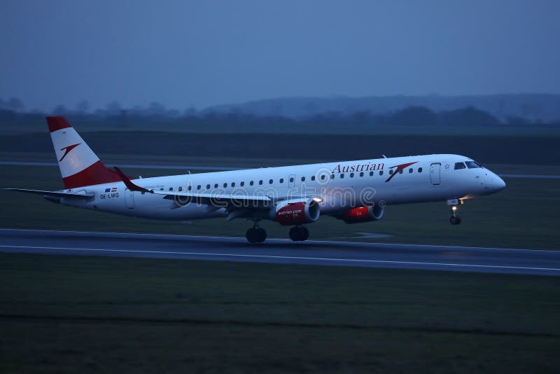 Αεροπλάνο της Austrian Airlines που απογειώνεται από τον αερολιμένα της Βιέννης, VIE στοκ φωτογραφία Αεροπλάνο της Austrian Airlines που απογειώνεται από τον αερολιμένα της Βιέννης, VIE στοκ φωτογραφία