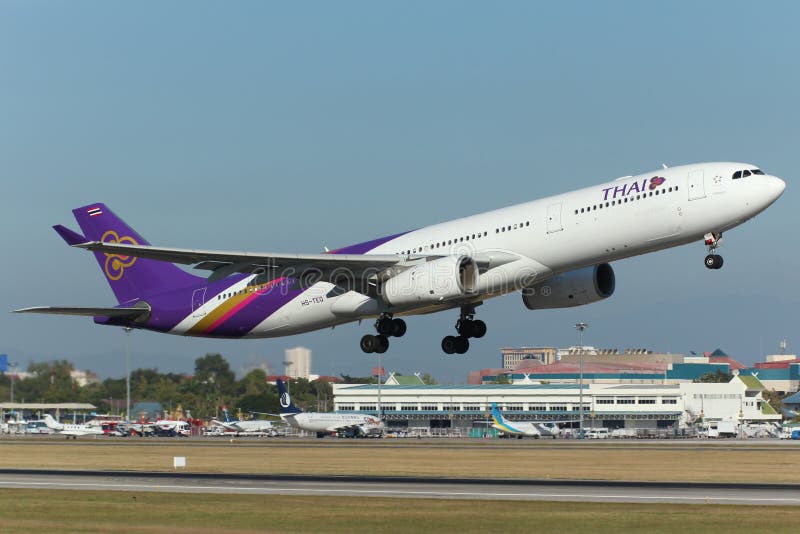 Αεροπλάνο της ταϊλανδικής απογείωσης airbus εναέριων διαδρόμων διεθνούς A330 στοκ εικόνες με δικαίωμα ελεύθερης χρήσης Αεροπλάνο της ταϊλανδικής απογείωσης airbus εναέριων διαδρόμων διεθνούς A330 στοκ εικόνες με δικαίωμα ελεύθερης χρήσης