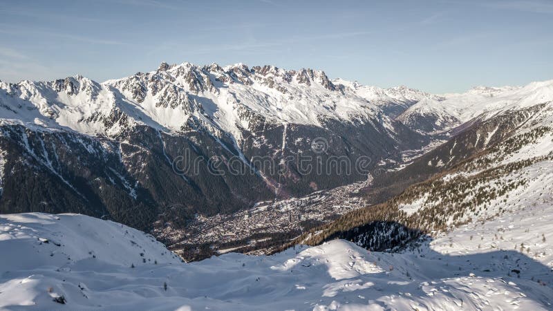 Αεροφωτογραφία της πόλης Chamonix στην κορυφή του χιονισμένου βουνού Brevent στοκ εικόνα