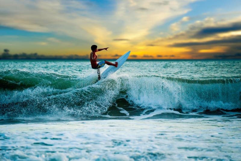 Αθλητικό surfer με τον πίνακα στοκ φωτογραφίες