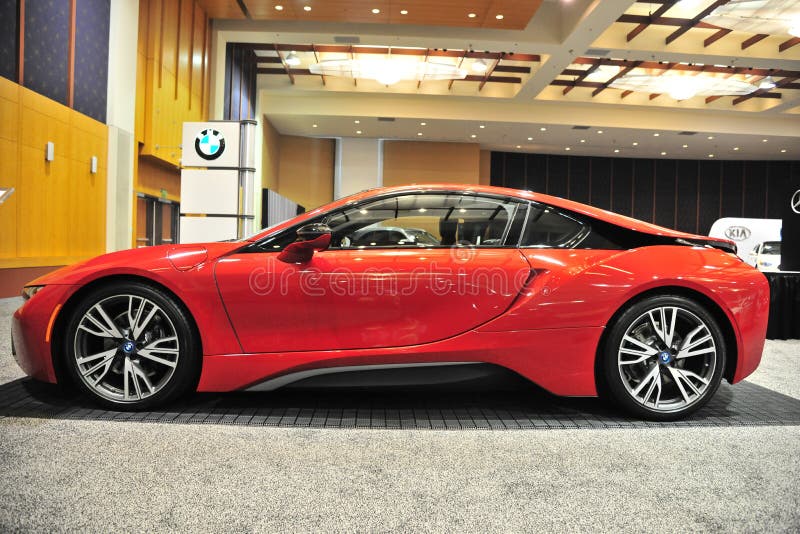 Αθλητικό αυτοκίνητο της BMW I8 σε μια αυτόματη επίδειξη στοκ φωτογραφία με δικαίωμα ελεύθερης χρήσης Αθλητικό αυτοκίνητο της BMW I8 σε μια αυτόματη επίδειξη στοκ φωτογραφία με δικαίωμα ελεύθερης χρήσης