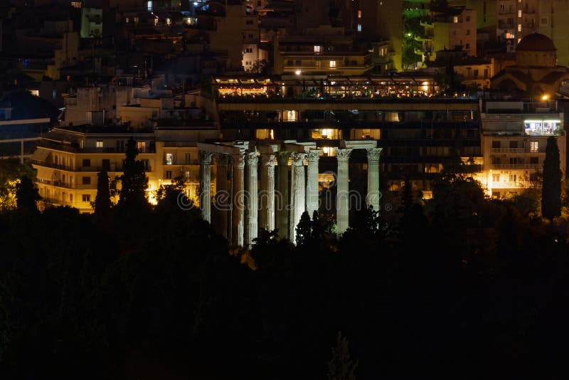 Αθήνα Ελλάδα, άποψη νύχτας των Olympian καταστροφών ναών Zeus στοκ εικόνα Αθήνα Ελλάδα, άποψη νύχτας των Olympian καταστροφών ναών Zeus στοκ εικόνα