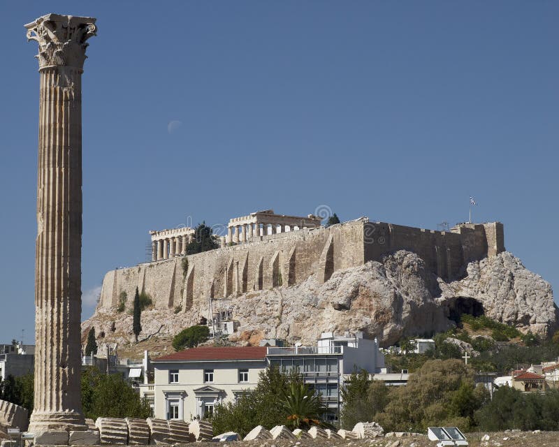 Αθήνα Ελλάδα, ακρόπολη και στήλη του olympian ναού zeus στοκ εικόνες με δικαίωμα ελεύθερης χρήσης Αθήνα Ελλάδα, ακρόπολη και στήλη του olympian ναού zeus στοκ εικόνες με δικαίωμα ελεύθερης χρήσης