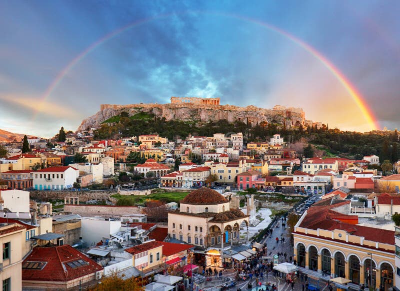 Αθήνα, Ελλάδα - τετραγωνική και αρχαία ακρόπολη Monastiraki με το ουράνιο τόξο στοκ εικόνες με δικαίωμα ελεύθερης χρήσης