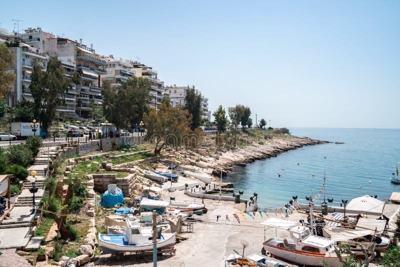 Αθήνα, Ελλάδα - 26 04 2018: Όμορφη ακτή της Μεσογείου στον Πειραιά, Αθήνα στοκ εικόνες με δικαίωμα ελεύθερης χρήσης