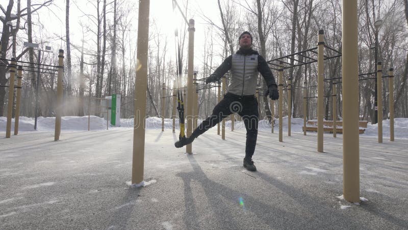 Αθλητής που κάνει workout την άσκηση για την κατάρτιση και που τεντώνει τους μυς ποδιών στοκ φωτογραφία με δικαίωμα ελεύθερης χρήσης Αθλητής που κάνει workout την άσκηση για την κατάρτιση και που τεντώνει τους μυς ποδιών στοκ φωτογραφία με δικαίωμα ελεύθερης χρήσης