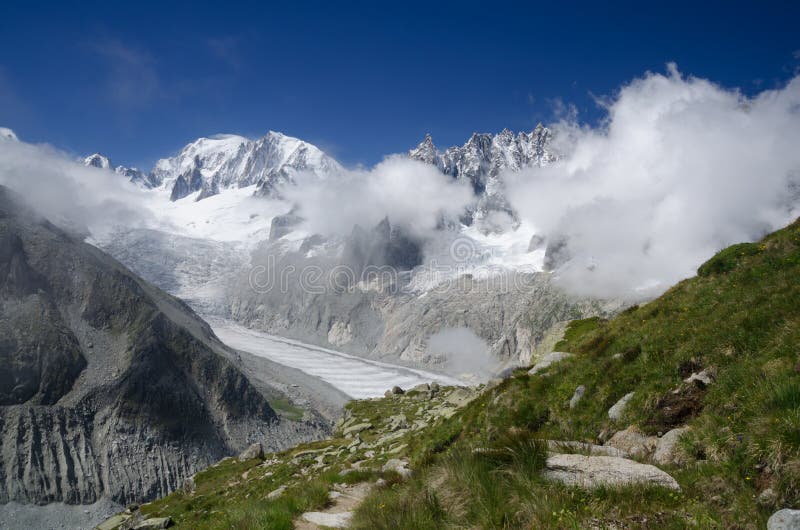 Αιχμή της Mont Blanc και mer-de-Glace παγετώνας, γαλλικές Άλπεις στοκ φωτογραφία με δικαίωμα ελεύθερης χρήσης
