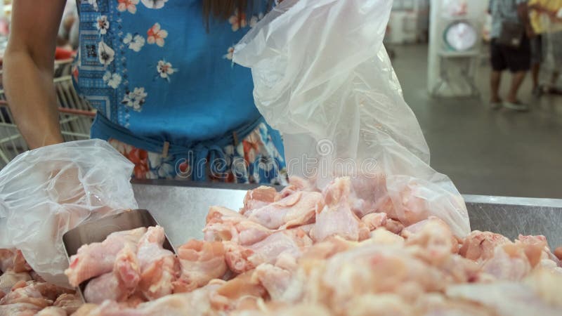 Ακατέργαστα πλαίσια κοτόπουλου Φρέσκα μέρη κοτόπουλου από τα τοπικά αγροκτήματα Πωλήθηκε στις υπεραγορές γιατί οι άνθρωποι μπορού στοκ εικόνα Ακατέργαστα πλαίσια κοτόπουλου Φρέσκα μέρη κοτόπουλου από τα τοπικά αγροκτήματα Πωλήθηκε στις υπεραγορές γιατί οι άνθρωποι μπορού στοκ εικόνα