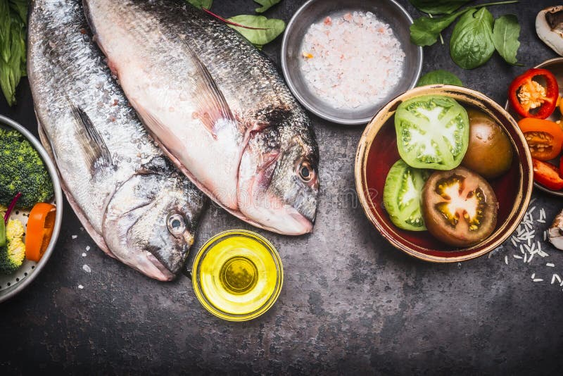 Ακατέργαστα ψάρια με τα λαχανικά, τα υγιή τρόφιμα και την έννοια μαγειρέματος διατροφής