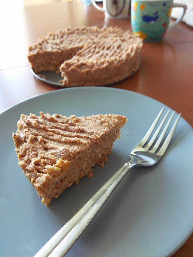Ακατέργαστο vegan chickpeas blondies κέικ στο μπλε πιάτο Κλείστε επάνω τη χορτοφάγο πρωτεϊνική διατροφή καρότων καρύδων επιδορπίω στοκ εικόνα Ακατέργαστο vegan chickpeas blondies κέικ στο μπλε πιάτο Κλείστε επάνω τη χορτοφάγο πρωτεϊνική διατροφή καρότων καρύδων επιδορπίω στοκ εικόνα