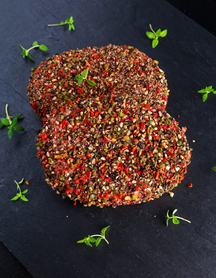 Ακατέργαστος cutlets κρέατος επίγειου βόειου κρέατος για τα burgers στοκ εικόνα Ακατέργαστος cutlets κρέατος επίγειου βόειου κρέατος για τα burgers στοκ εικόνα