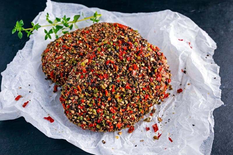 Ακατέργαστος cutlets κρέατος επίγειου βόειου κρέατος για τα burgers στοκ εικόνα με δικαίωμα ελεύθερης χρήσης Ακατέργαστος cutlets κρέατος επίγειου βόειου κρέατος για τα burgers στοκ εικόνα με δικαίωμα ελεύθερης χρήσης