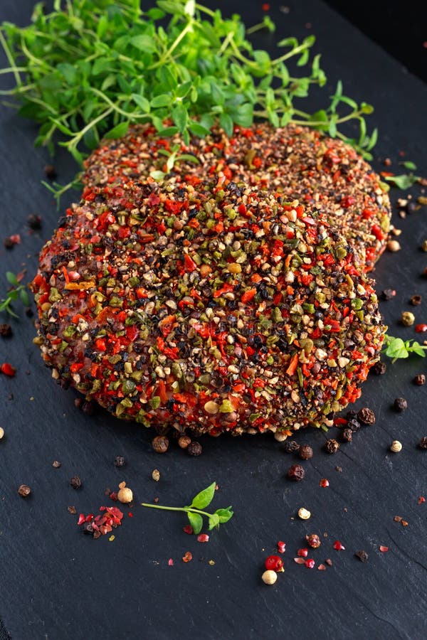 Ακατέργαστος cutlets κρέατος επίγειου βόειου κρέατος για τα burgers στοκ φωτογραφία Ακατέργαστος cutlets κρέατος επίγειου βόειου κρέατος για τα burgers στοκ φωτογραφία