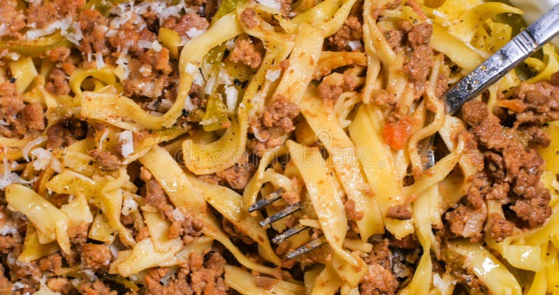 Ακραία στενή επάνω άποψη του εύγευστου fettuccine στα από τη Μπολώνια ζυμαρικά σάλτσας στοκ φωτογραφίες Ακραία στενή επάνω άποψη του εύγευστου fettuccine στα από τη Μπολώνια ζυμαρικά σάλτσας στοκ φωτογραφίες