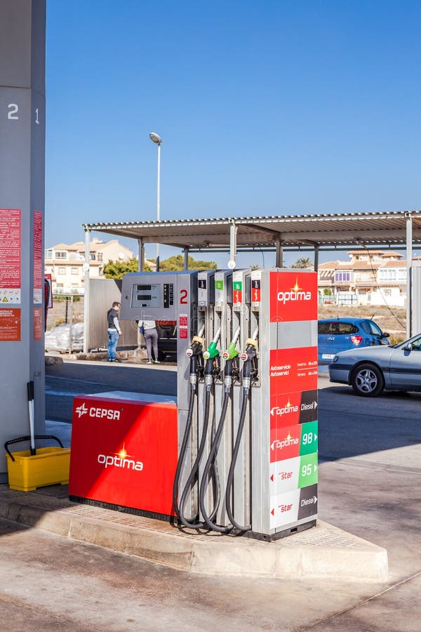 Ακροφύσια αντλιών πετρελαίου σε ένα πρατήριο βενζίνης αερίου στοκ εικόνες με δικαίωμα ελεύθερης χρήσης Ακροφύσια αντλιών πετρελαίου σε ένα πρατήριο βενζίνης αερίου στοκ εικόνες με δικαίωμα ελεύθερης χρήσης