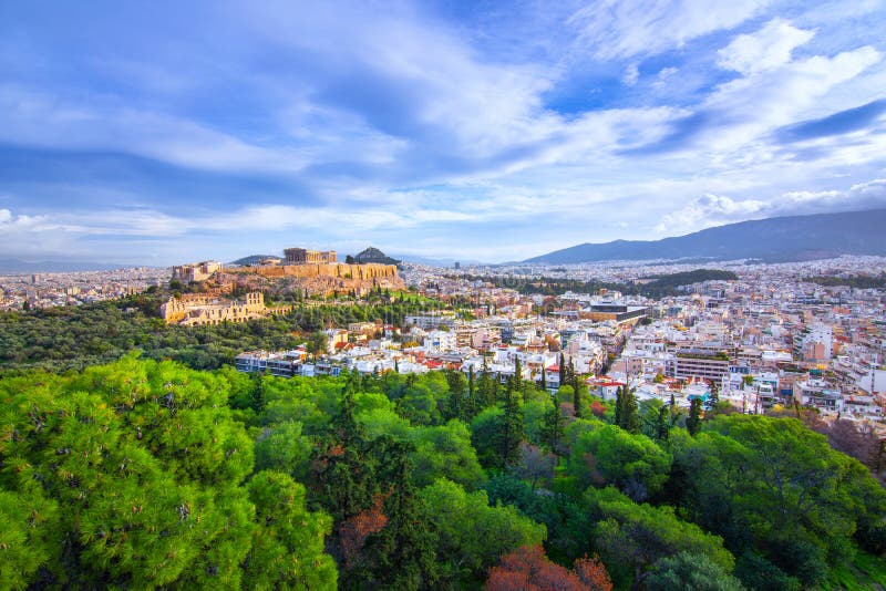 Ακρόπολη με Parthenon Άποψη μέσω ενός πλαισίου με τις πράσινες εγκαταστάσεις, τα δέντρα, τα αρχαίες μάρμαρα και τη εικονική παράσ στοκ φωτογραφίες Ακρόπολη με Parthenon Άποψη μέσω ενός πλαισίου με τις πράσινες εγκαταστάσεις, τα δέντρα, τα αρχαίες μάρμαρα και τη εικονική παράσ στοκ φωτογραφίες