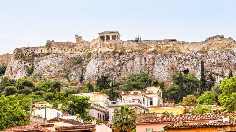 Ακρόπολη της Αθήνας πίσω από την περιοχή της Πλάκας, Ελλάδα στοκ εικόνα Ακρόπολη της Αθήνας πίσω από την περιοχή της Πλάκας, Ελλάδα στοκ εικόνα