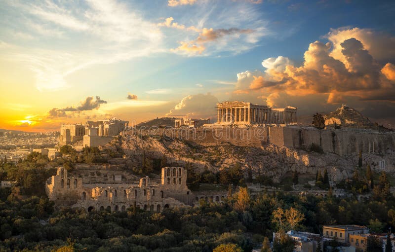 Ακρόπολη της Αθήνας στο ηλιοβασίλεμα με έναν όμορφο δραματικό ουρανό στοκ φωτογραφίες