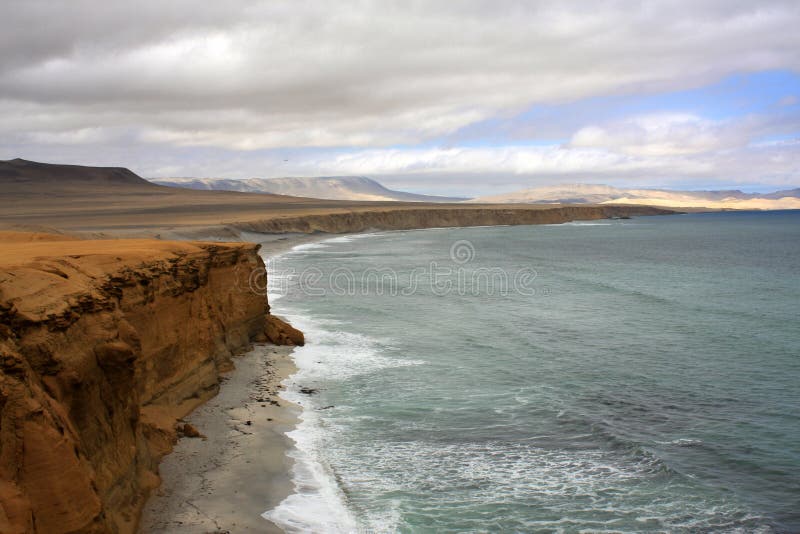 Ακτή απότομων βράχων της ερήμου Atacama κοντά σε Paracas στο Περού στοκ εικόνα με δικαίωμα ελεύθερης χρήσης
