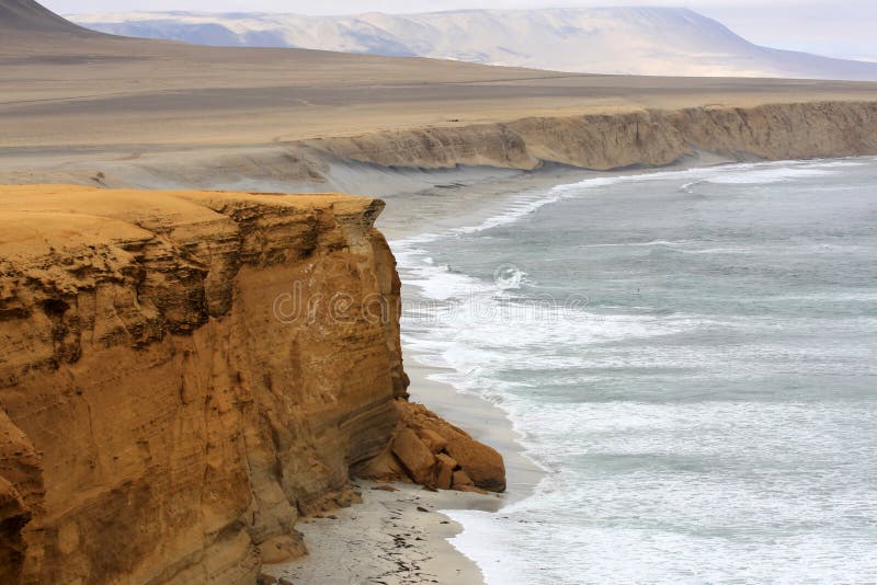 Ακτή απότομων βράχων της ερήμου Atacama κοντά σε Paracas στο Περού στοκ φωτογραφίες