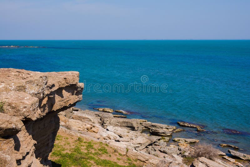 Ακτή, βράχοι, μπλε νερό, Κασπία Θάλασσα