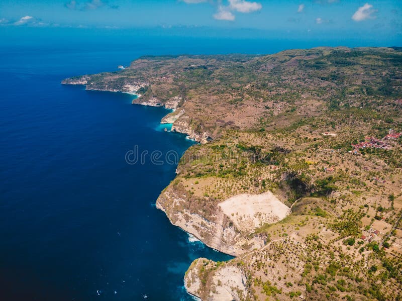 Ακτή και μπλε ωκεανός σε Nusa Penida Εναέρια άποψη κηφήνων του τροπικού νησιού στοκ εικόνα Ακτή και μπλε ωκεανός σε Nusa Penida Εναέρια άποψη κηφήνων του τροπικού νησιού στοκ εικόνα