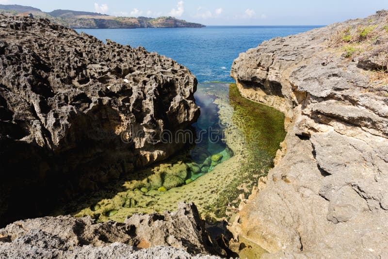 Ακτή σχηματισμού βράχου στο νησί Nusa Penida στοκ φωτογραφίες με δικαίωμα ελεύθερης χρήσης Ακτή σχηματισμού βράχου στο νησί Nusa Penida στοκ φωτογραφίες με δικαίωμα ελεύθερης χρήσης