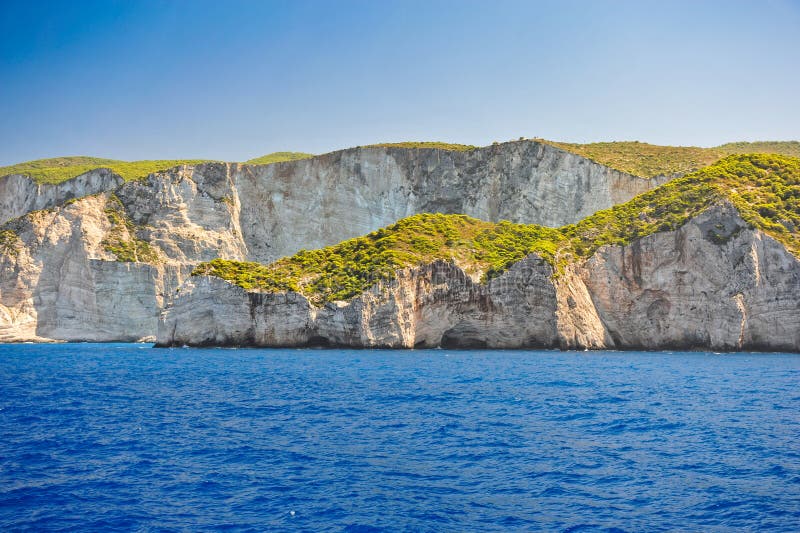 Ακτή της Ελλάδας, παραλία Navagio, νησί της Ζάκυνθου, Ελλάδα Άποψη της ακτής από τη θάλασσα στοκ φωτογραφίες Ακτή της Ελλάδας, παραλία Navagio, νησί της Ζάκυνθου, Ελλάδα Άποψη της ακτής από τη θάλασσα στοκ φωτογραφίες