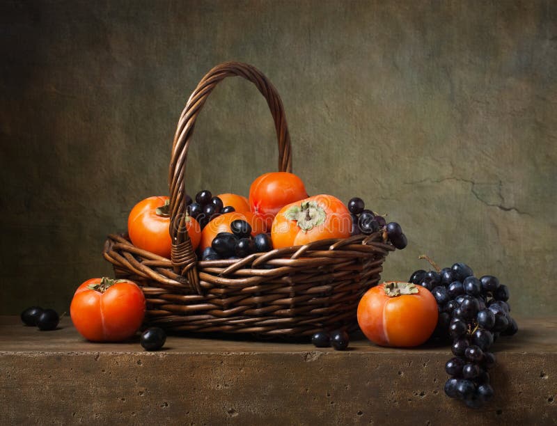 Ακόμα ζωή με persimmons και τα σταφύλια στοκ φωτογραφίες με δικαίωμα ελεύθερης χρήσης