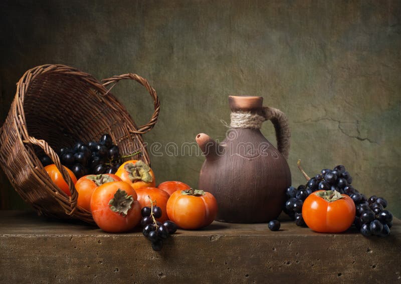 Ακόμα ζωή με persimmons και τα σταφύλια στοκ εικόνα με δικαίωμα ελεύθερης χρήσης
