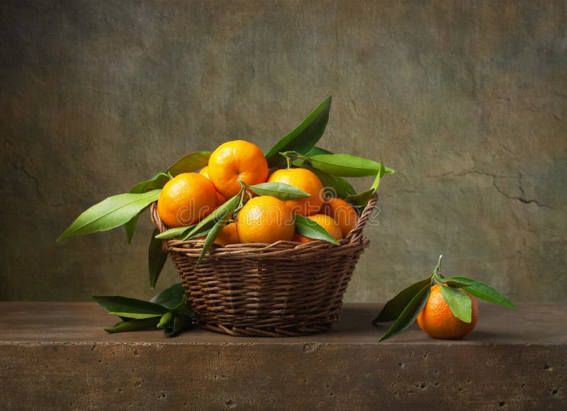 Ακόμα ζωή με tangerines σε ένα καλάθι στοκ φωτογραφίες
