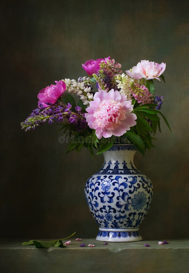 Ακόμα ζωή με τα peonies στοκ εικόνες με δικαίωμα ελεύθερης χρήσης