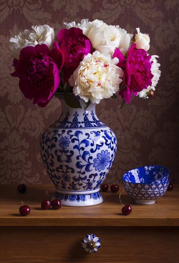 Ακόμα ζωή με τα peonies σε ένα βάζο στοκ εικόνα