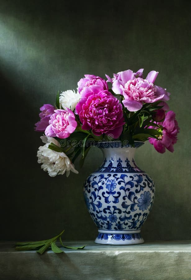 Ακόμα ζωή με τα peonies σε ένα κινεζικό βάζο στοκ φωτογραφία
