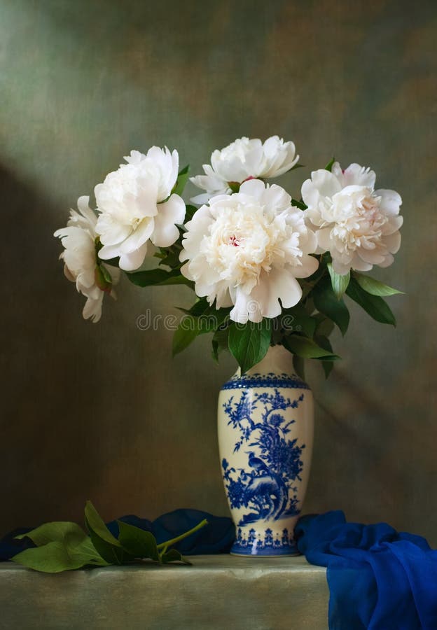 Ακόμα ζωή με τα άσπρα peonies στοκ εικόνα με δικαίωμα ελεύθερης χρήσης
