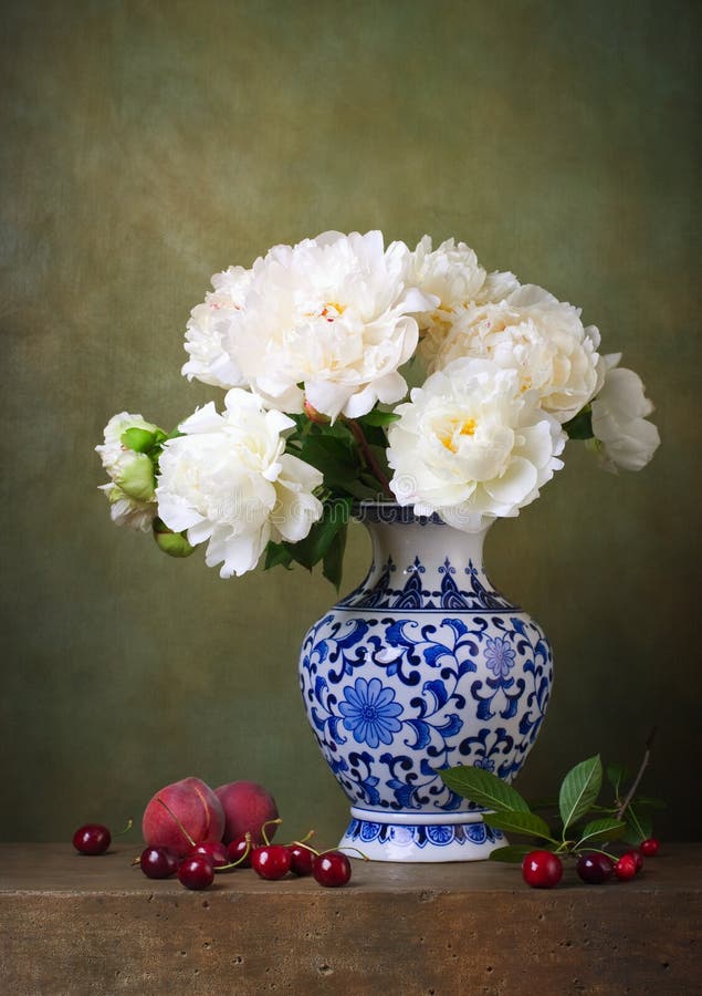 Ακόμα ζωή με τα άσπρα peonies σε ένα κινεζικό βάζο στοκ φωτογραφίες