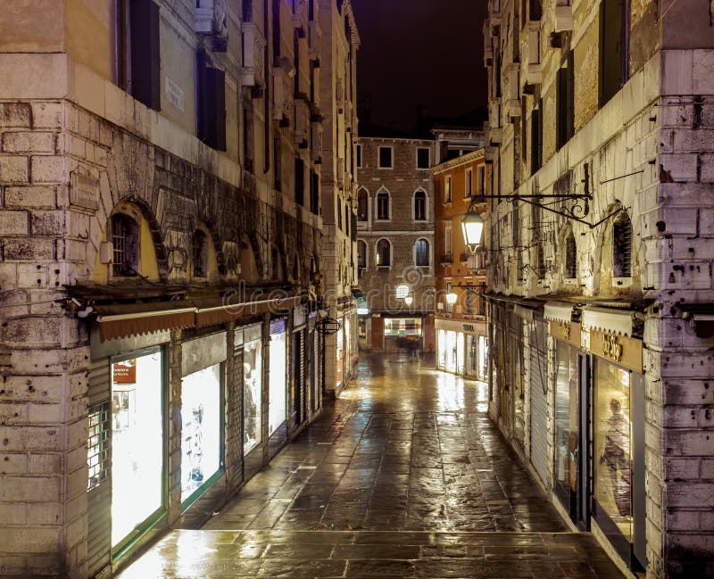 Αλέα αγορών της Βενετίας τη νύχτα σε ένα βροχερό βράδυ στοκ εικόνα με δικαίωμα ελεύθερης χρήσης Αλέα αγορών της Βενετίας τη νύχτα σε ένα βροχερό βράδυ στοκ εικόνα με δικαίωμα ελεύθερης χρήσης