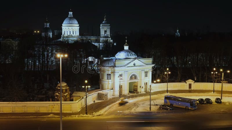Αλέξανδρος Nevsky Lavra και κυκλοφορία νύχτας σε Άγιο Πετρούπολη απόθεμα βίντεο