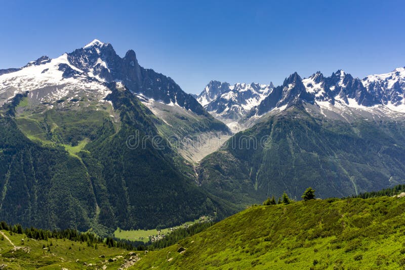 Αλπικές αιχμές του ορεινού όγκου της Mont Blanc τον Ιούνιο στοκ φωτογραφία με δικαίωμα ελεύθερης χρήσης