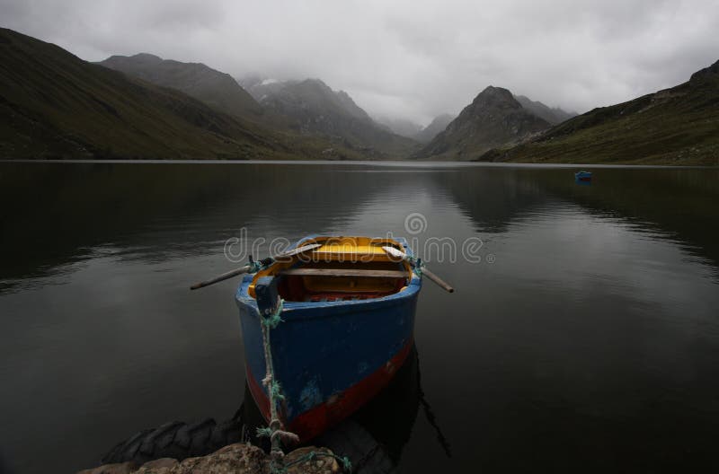 αλπικό παλιό rowboat λιμνών στοκ εικόνες